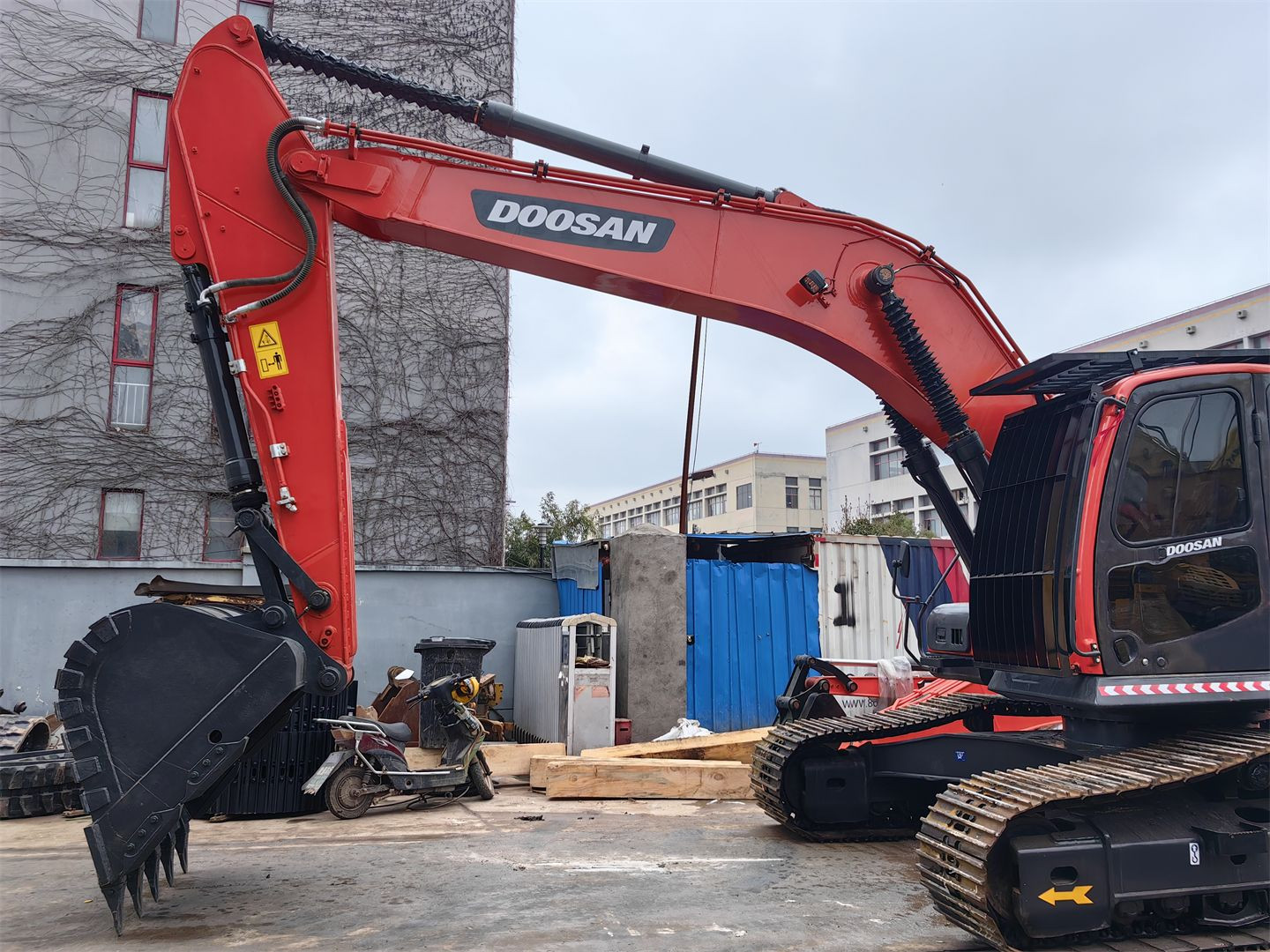 Used Doosan dx300 dx225 excavator at good price for sale