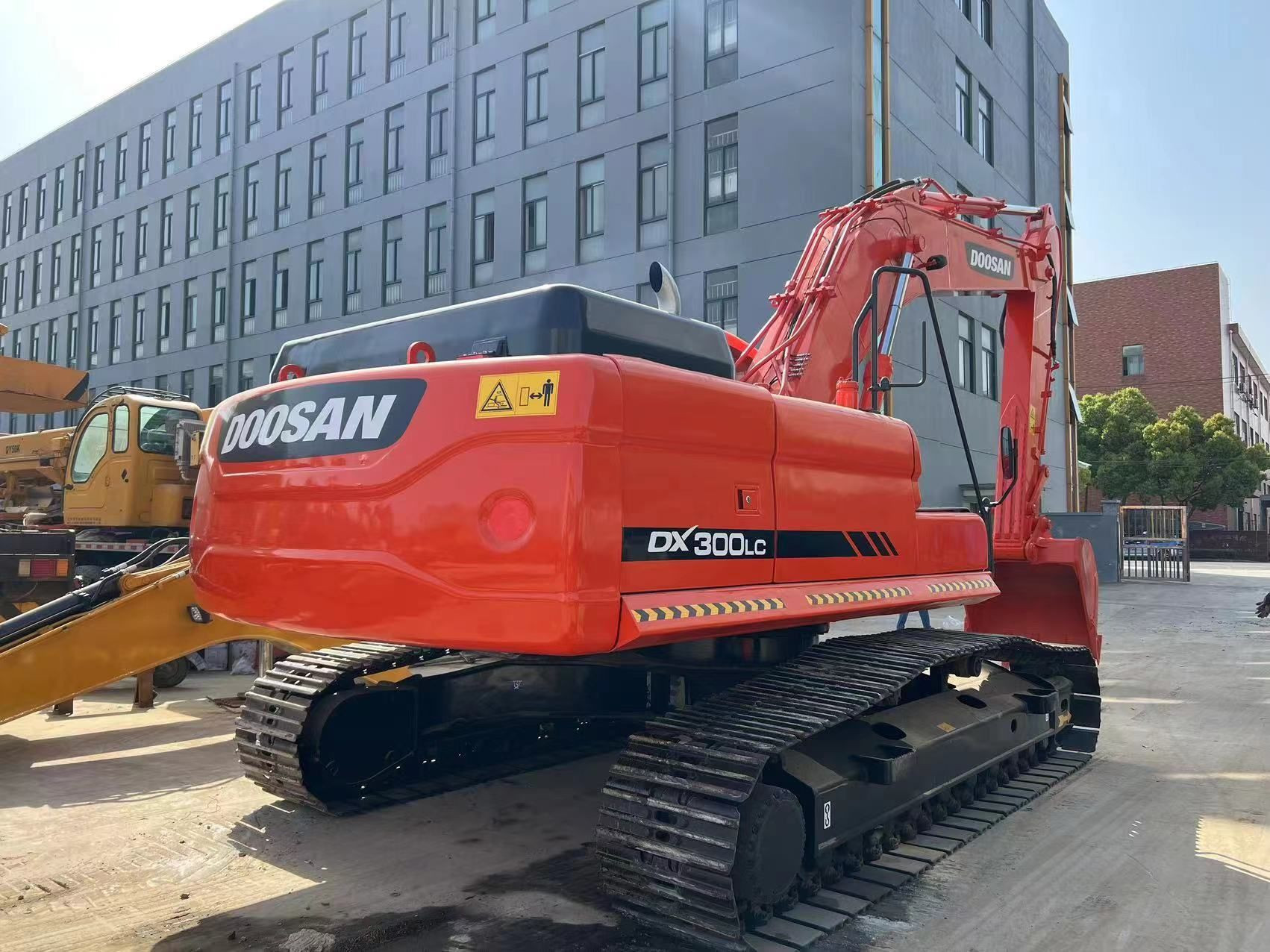 Used doosan dx300 excavator 30Ton chain excavator for sale